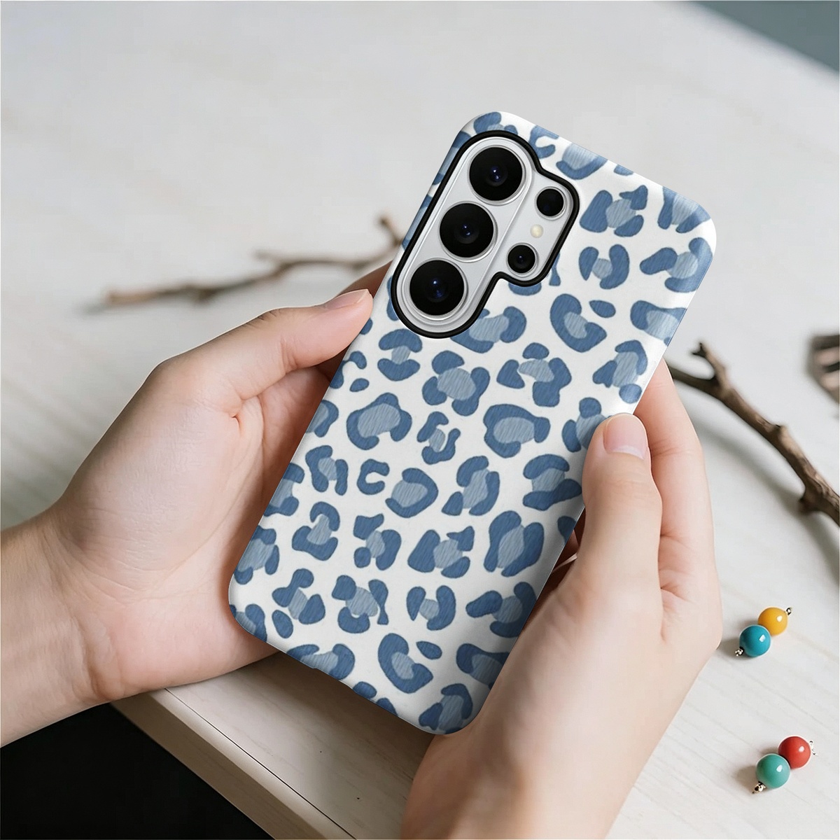 ブルーのレオパード柄、2層構造の2-in-1スマートフォンケ - Samsung Galaxy S24 のレビューと価格